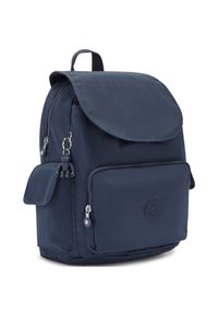 Mochila azul marino con forma redondeada, hecha de tela texturizada. Presenta una tapa, un bolsillo delantero con cremallera y un llavero decorativo.