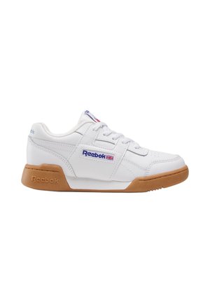 Baskets basses blanches Reebok avec semelle marron, laçage à l'avant et logo bleu avec drapeau britannique sur le panneau latéral.