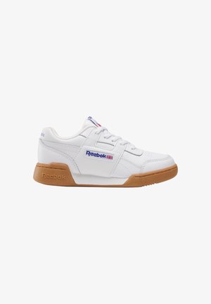 Witte Reebok lage sneaker met bruine zool, veters aan de voorkant en een blauw logo met Britse vlag op het zijpaneel.
