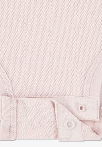 Ανοιχτό ροζ, υφασμάτινο κορμάκι με κούμπωμα στον πάτο και στρογγυλή λαιμόκοψη. Κατασκευασμένο από απαλό ύφασμα· διαθέτει ριμπ άκρες.