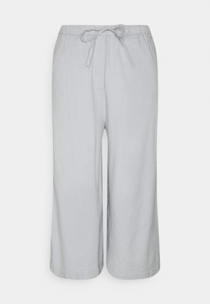 Světle šedé zkrácené kalhoty s páskem na stažení, volným střihem a hladkou texturou. Jednoduchý design bez viditelných vzorů nebo akcentů.