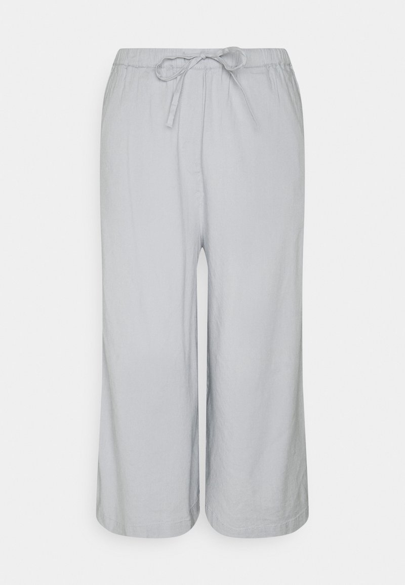 Lysegrå cropped bukser med snor i taljen, løst fit og glat tekstur. Enkelt design uden synlige mønstre eller accenter.