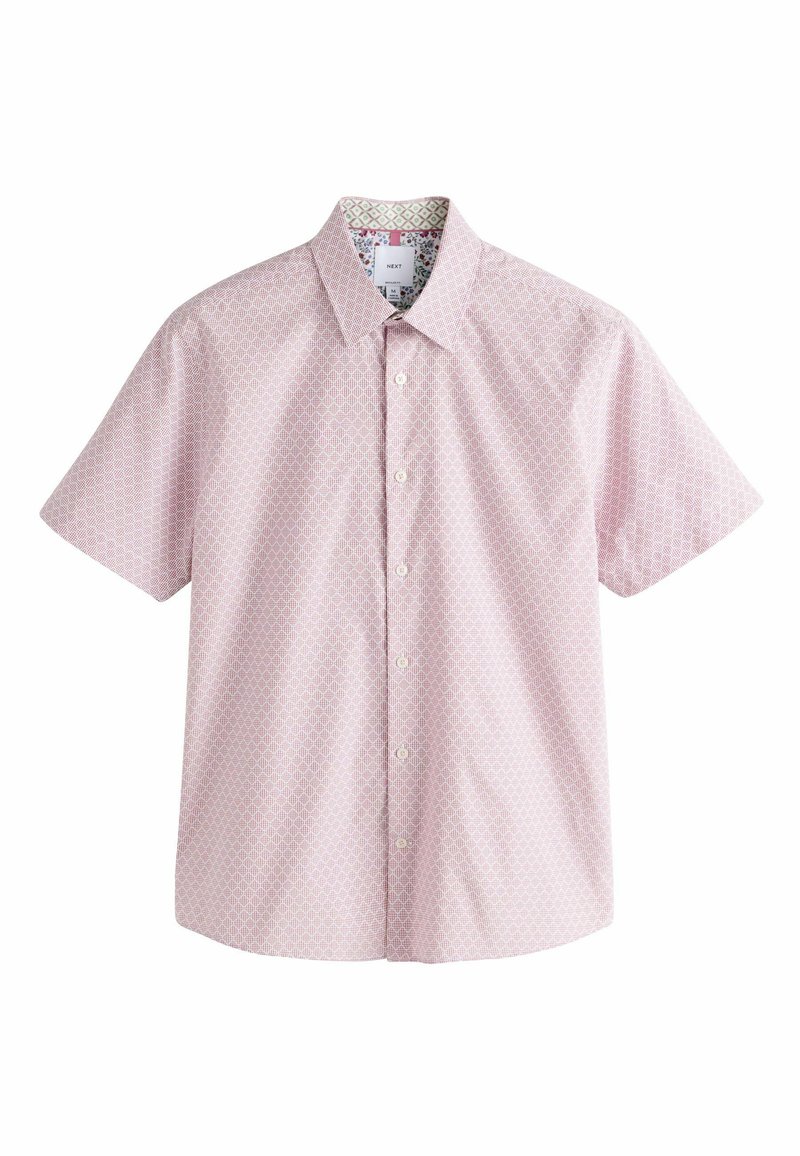 Kurzärmliges, hellrosa Hemd mit Knopfleiste und geometrischem Muster, ausgestattet mit einem Kragen und einem kontrastierenden, gemusterten inneren Halsbereich.