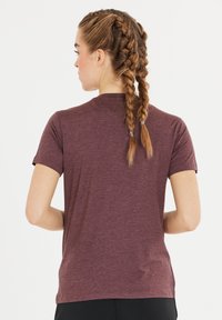 Kurzärmliges, kastanienbraunes T-Shirt, weiche Textur, Rundhalsausschnitt, taillierter Schnitt und glatte Oberfläche, mit schlichter Rückansicht.