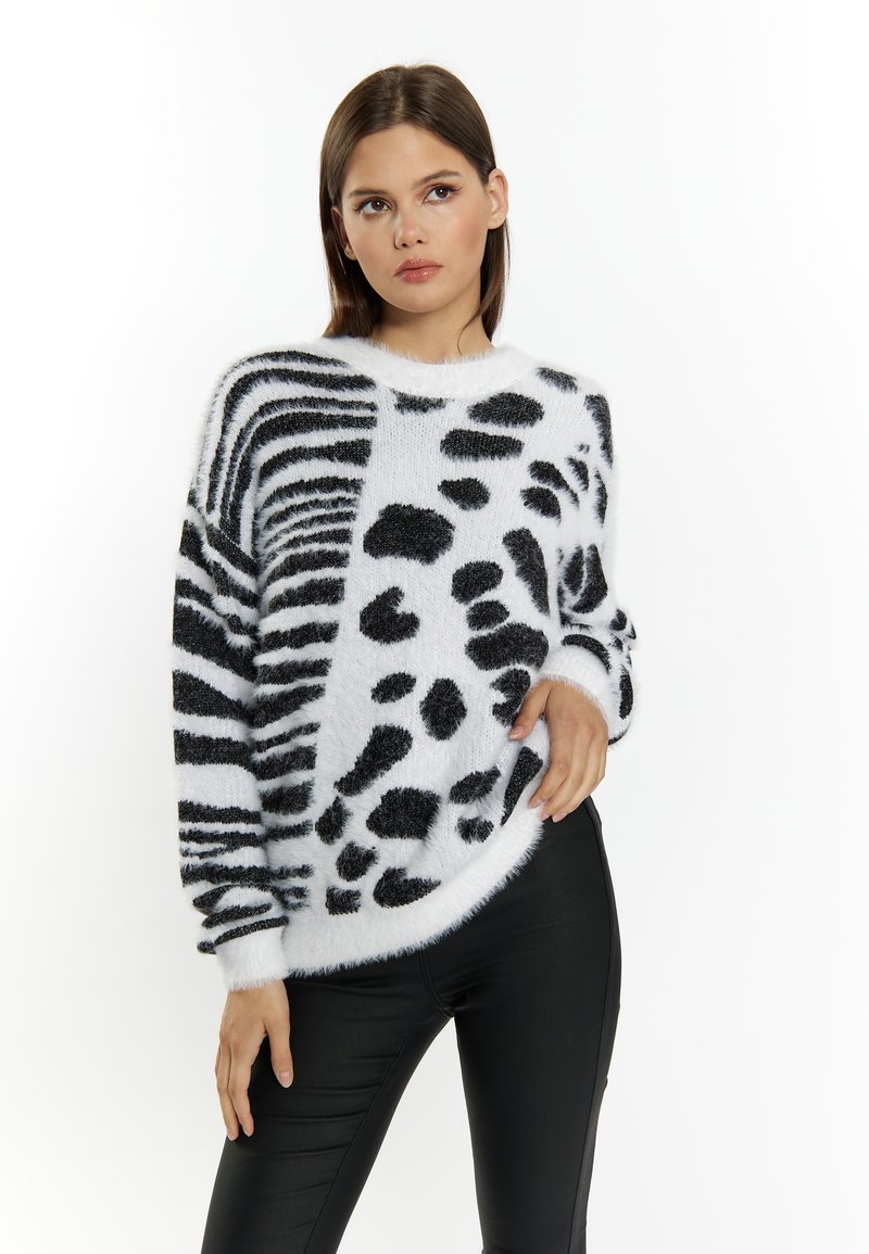 Weißer, flauschiger Pullover mit kontrastierenden schwarzen Tiermuster-Designs, einschließlich Streifen und Punkten, im entspannten Schnitt und mit rundem Ausschnitt.