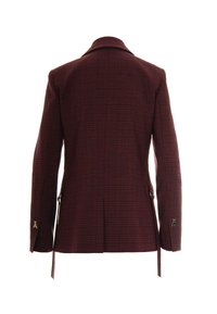 Blazer su misura da uomo in tartan borgogna con dettagli a fibbia laterali, maniche lunghe e colletto a scanso, mostrato da dietro.