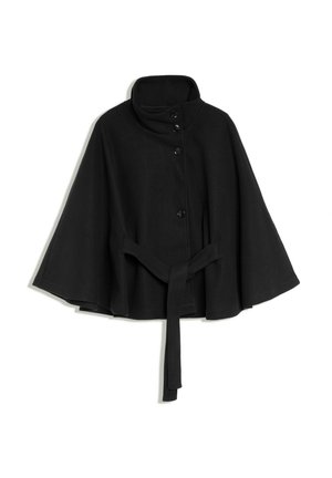 Manteau cape noir avec col montant, quatre boutons sur le devant, manches larges et ceinture assortie flottant librement à la taille.