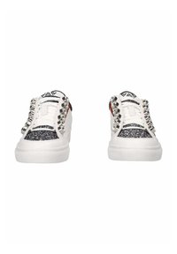 Sneakers bianchi con una tomaia in argento e nero texturizzata, caratterizzati da un design con borchie prominenti lungo i lati e una suola in gomma.