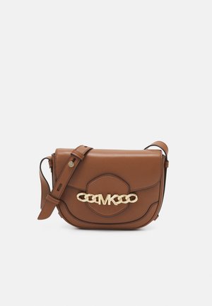 Bolso bandolera de cuero marrón con correa ajustable y detalle de cadena dorada con el logo "MK" en la solapa frontal.