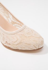 Anna Field Pumps - white