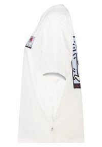 Wit katoenen T-shirt met korte mouwen, met een grafische print op borst en rug in rood, blauw en zwart. Losse pasvorm.