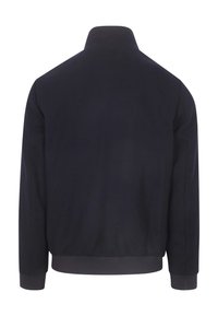 Donkerblauwe bomberjack met een opstaande kraag, ribgebreide manchetten en zoom. Soepele textuur zonder zichtbare patronen of hardware-accenten.