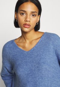 Vero Moda VMCREWLEFILE V-NECK  NOOS - Camisola - grapemist melange