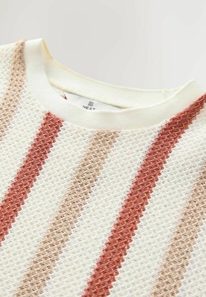 Pletena majica s krem, koraljnim i bež prugama, s teksturiranim uzorkom; okrugli izrez; vidljiva tkanina s etiketom unutra.