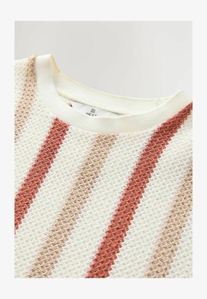 Pull en tricot avec des rayures crème, corail et beige, présentant un motif texturé ; col rond ; étiquette tissée visible à l'intérieur.