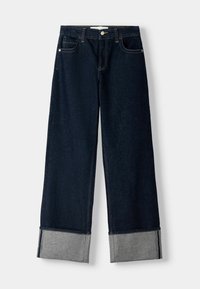 Jeans de mezclilla oscura de pierna ancha con un dobladillo gris, con bolsillos tradicionales y detalles de costura en contraste.