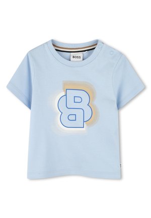 Camiseta de manga corta para niño pequeño en azul claro, con cuello redondo, botones a presión en el hombro y un gran logo estilizado B en azul y beige en el frente.