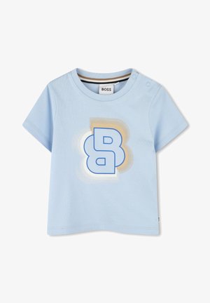Jasnoniebieska koszulka z krótkim rękawem dla malucha, z okrągłym dekoltem, zatrzaskami na ramieniu oraz dużym stylizowanym logo litery B w kolorze niebieskim i beżowym na przodzie.