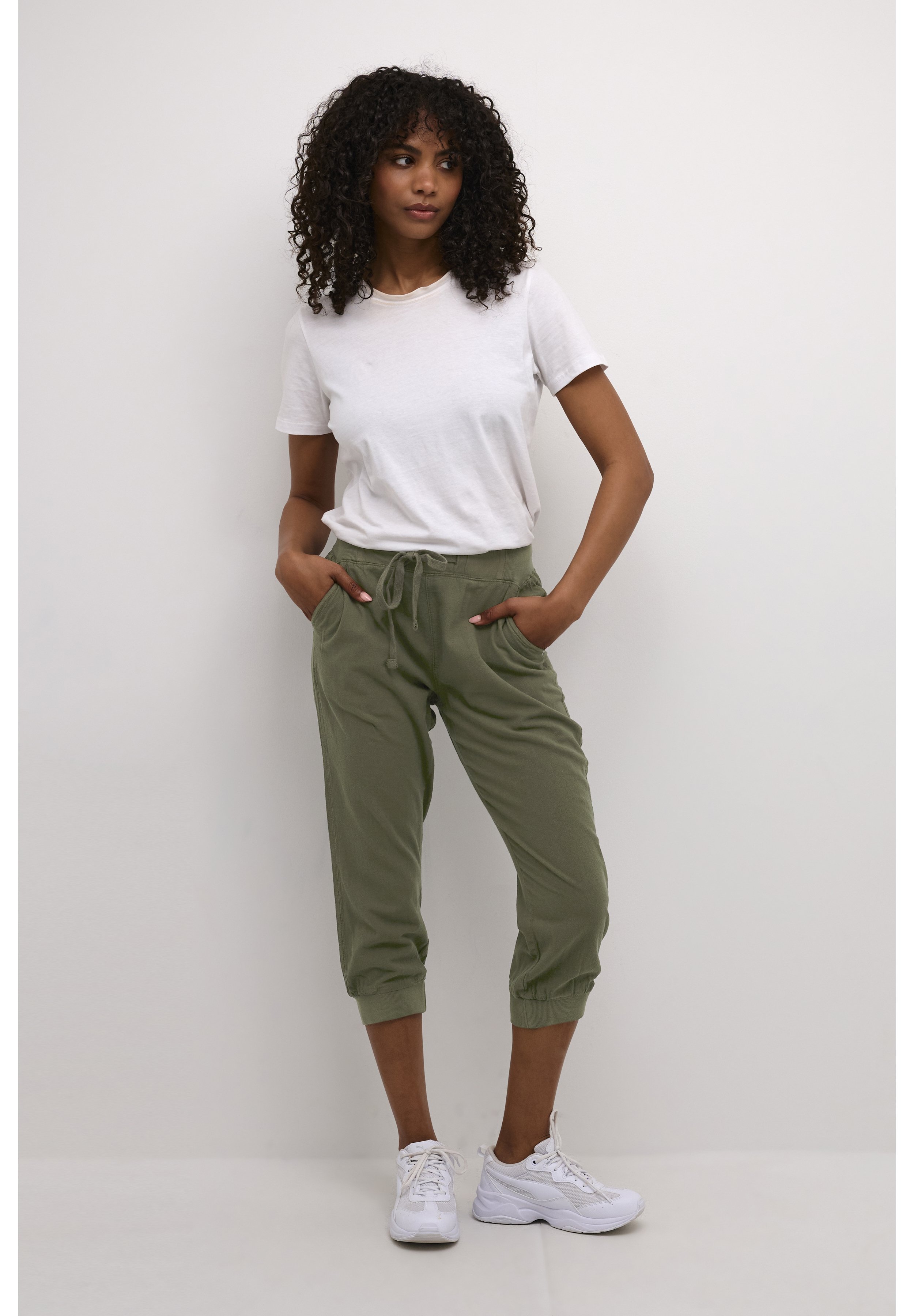 Kaffe KANAYA CAPRI - Pantalones - grape leaf/verde abeto - Zalando.es