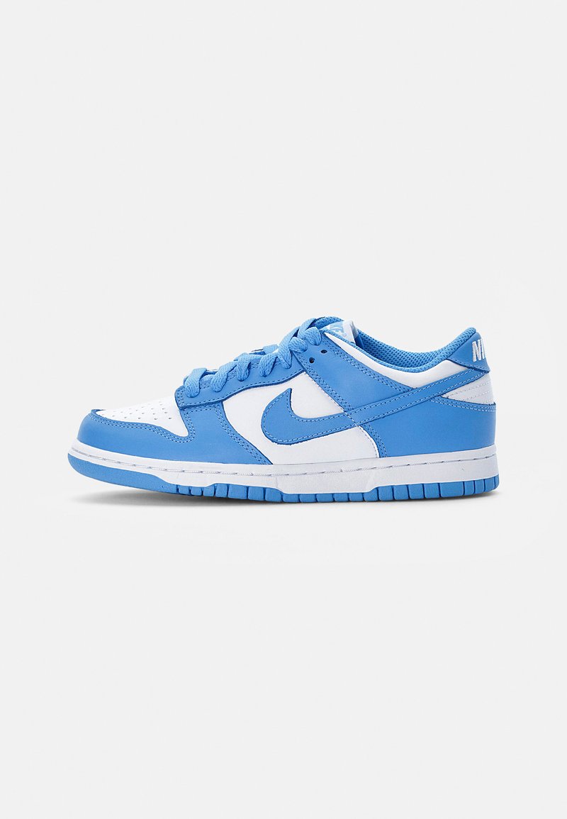 Nike Dunk Low sportbačiai šviesiai mėlynos ir baltos odos su perforuotu pirštu, paminkštintu apvadu ir tekstūruota guma.