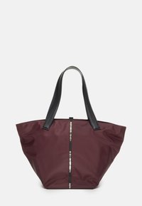 Borsa tote in nylon color bordeaux con doppio manico in pelle nera, presenta una striscia verticale con logo in bianco, ampia apertura e forma morbida e strutturata.