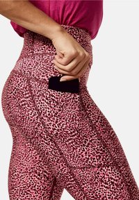 Rosa leopardprint leggings med høj talje og en sidelomme til opbevaring, fremstillet af glat, strækbart stof og med flade sømme.