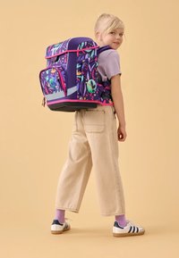 Paarse rugzak met levendige bloempatronen, grijze accenten en een zijvak. Zacht materiaal met verstelbare riemen, ontworpen voor comfort en ondersteuning.