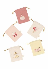 Pięć torbę prezentową z materiału i sznurkiem w pastelowych kolorach, z haftowanymi wzorami: ciasto, popcorn, królik z lizakiem i lody.
