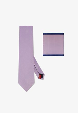 Fioletowy teksturowany krawat z pasującą poszetką z ciemnoniebieskimi obwódkami, prezentowany na białym tle.