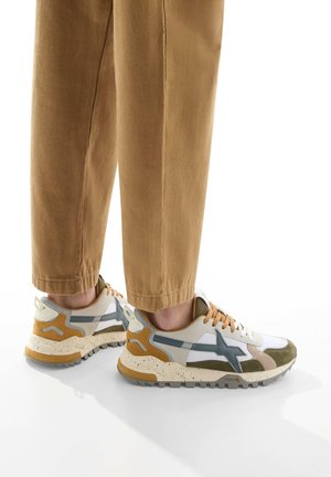 BREEZE - Sneakers laag - weiß grün