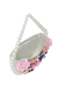 Hvid stof håndtaske med dekorative blomsterudsmykninger i pink og blå nuancer. Har en perlebehandlet hank og lynlåslukning.