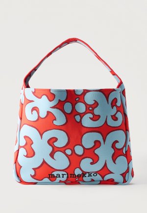 Sac à main en tissu rouge et bleu clair avec un motif floral abstrait et une anse courte, comportant le logo "marimekko" à l'avant.