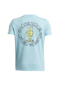 Camiseta de algodón azul con un diseño gráfico en la parte posterior que presenta un signo de paz, el texto "Paz, Amor, Under Armour" y acentos de dibujos animados.