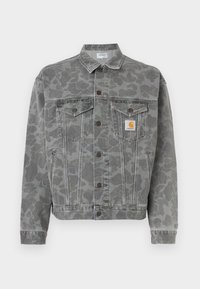 Chaqueta de denim gris con un patrón de camuflaje, cuello clásico, bolsillos frontales, cierre de botones y parche con logo en el lado izquierdo del pecho.