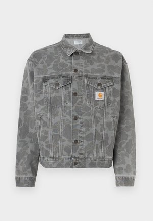 Grijze denimjas met een camouflagepatroon, klassieke kraag, voorzakken, knoopsluiting en logo-opdruk op de linkerborst.