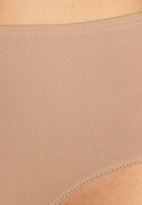 Be�ž donje rublje s rebrastom teksturom i elastičnim pojasom, s delikatnom čipkastom oblogom duž otvora za noge.