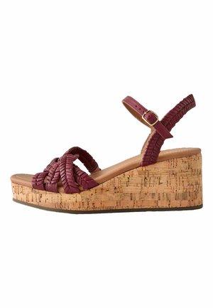 Sandale cu platformă, cu curele împletite culoarea burgundy, cataramă reglabilă la gleznă și talpă platformă din plută.