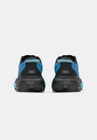 Zapatillas de correr en azul y negro con una parte superior texturizada, una suela negra acolchada y el logo de vibram en la suela exterior para proporcionar agarre y durabilidad.