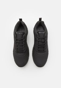 Schwarze Sportschuhe mit atmungsaktivem Mesh-Obermaterial, runder Zehenpartie, Schnürdesign, gepolsteter Sohle und dezentem Logo-Detail auf der Zunge.