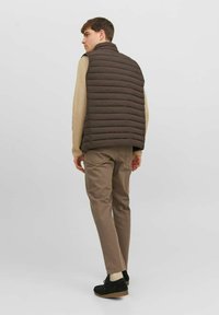 Jack & Jones PREMIUM ERECYCLE BODYWARMER - Waistcoat - seal brown