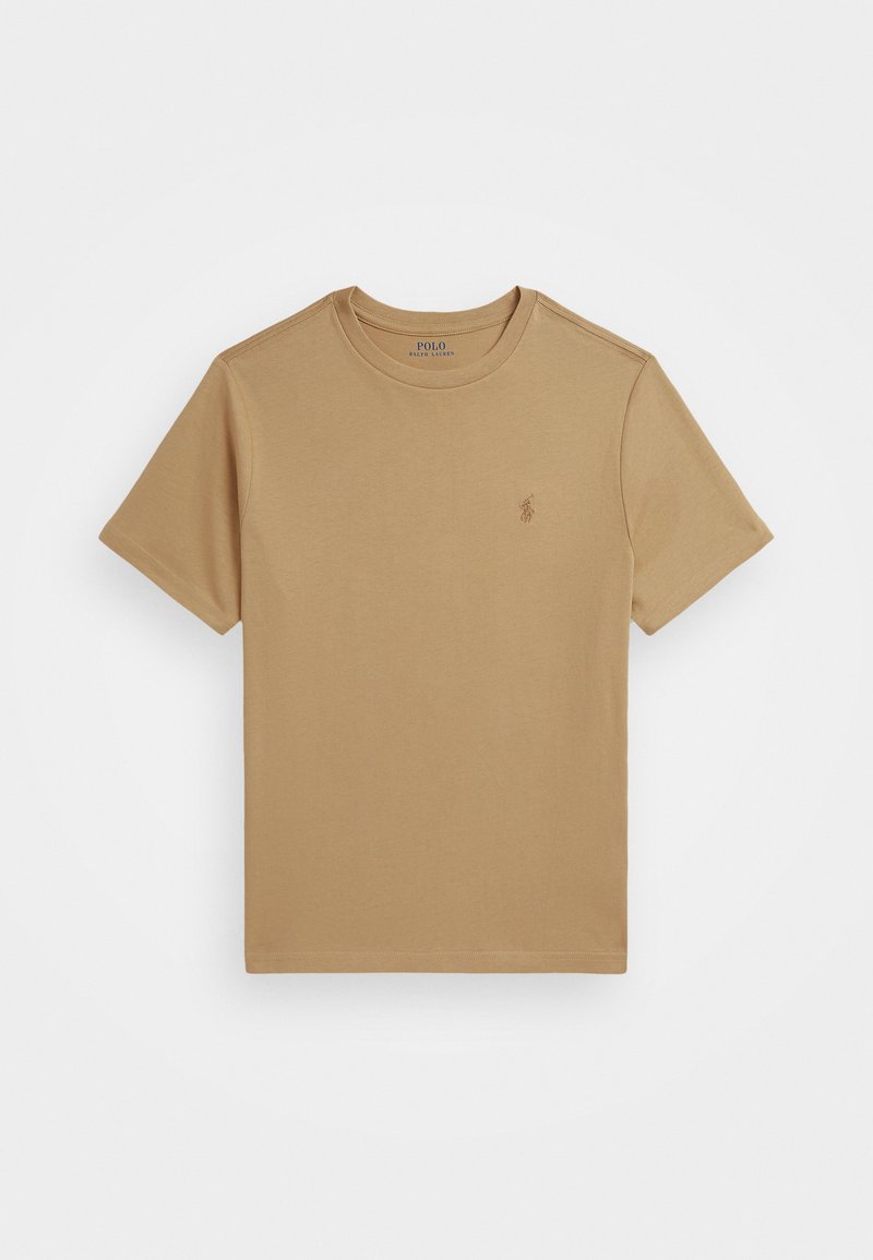 Camiseta de algodón marrón con cuello redondo y mangas cortas. Presenta un pequeño logo bordado en el lado izquierdo del pecho.