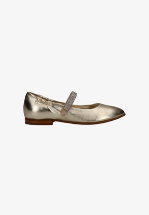 Gouden platte Mary Jane-schoen met een met strass besette band en een lage houten hak op een witte achtergrond.