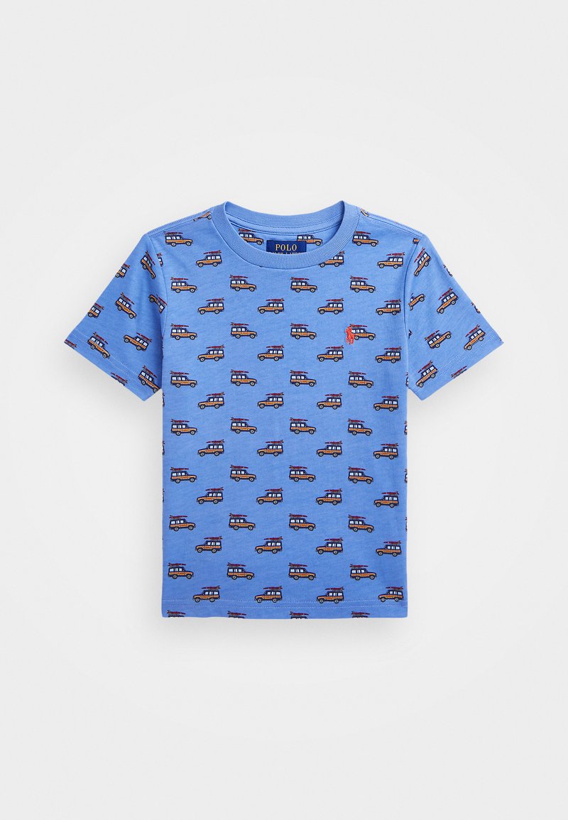 T-shirt de algodão azul com mangas curtas e padrões gráficos repetidos de pequenos carros, apresentando um logotipo vermelho no peito e um decote redondo.