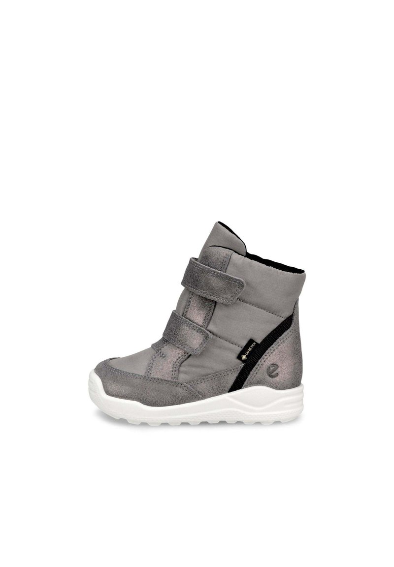 Grå ankelskor med två kardborreband, i texturerad mocka och tygmaterial, vit gummisula och en sidologotyp.