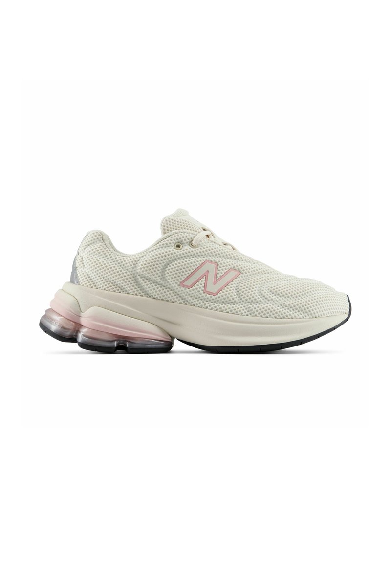 Sneaker New Balance in mesh bianco con logo rosa chiaro e suola traslucida rosa ammortizzata ad aria, mostrata su sfondo bianco.