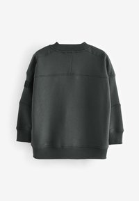 Felpa verde scuro con una vestibilità rilassata, polsini e colletto a costine, e una texture liscia. Presenta una cucitura orizzontale sul retro.