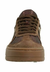 Bruine suède sneakers met een textuurzijdepaneel, opvallende veters en een rubberen zool, met een subtiele metallic accent op de hiel.