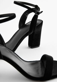 Next FOREVER COMFORT BLOCK REGULAR WIDE FIT - Sandaalit nilkkaremmillä - black velvet
