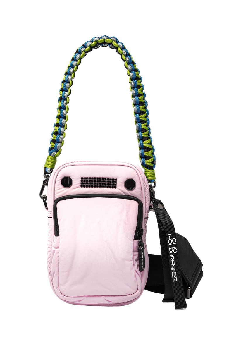 Roze nylon schoudertas met een geweven groene en blauwe schouderriem, textuur oppervlak, zwarte rits en dubbele frontzakken. Bevat een logo label.