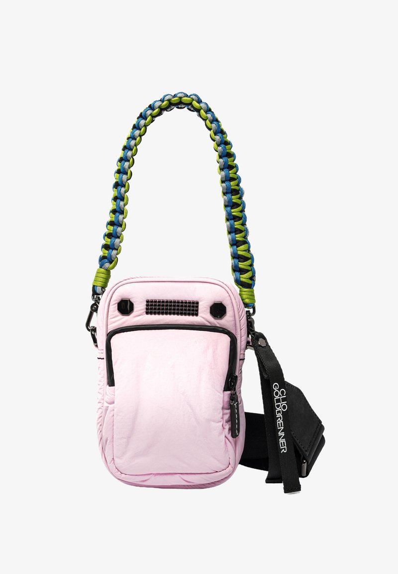 Roze nylon schoudertas met een geweven groene en blauwe schouderriem, textuur oppervlak, zwarte rits en dubbele frontzakken. Bevat een logo label.